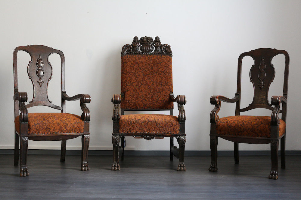 Die Stühle stammen aus der Wende zum 20. Jahrhundert. Sie sollten lange Sitzungszeiten erleichtern.