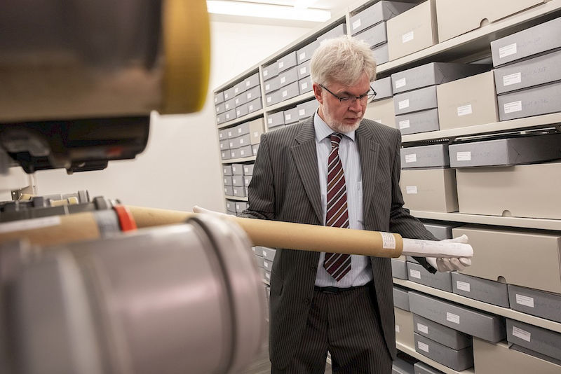 Prof. Dr. Klaus Krüger betreut nun die sicher in Rollen im Uni-Archiv gelagerten Sammlungen.