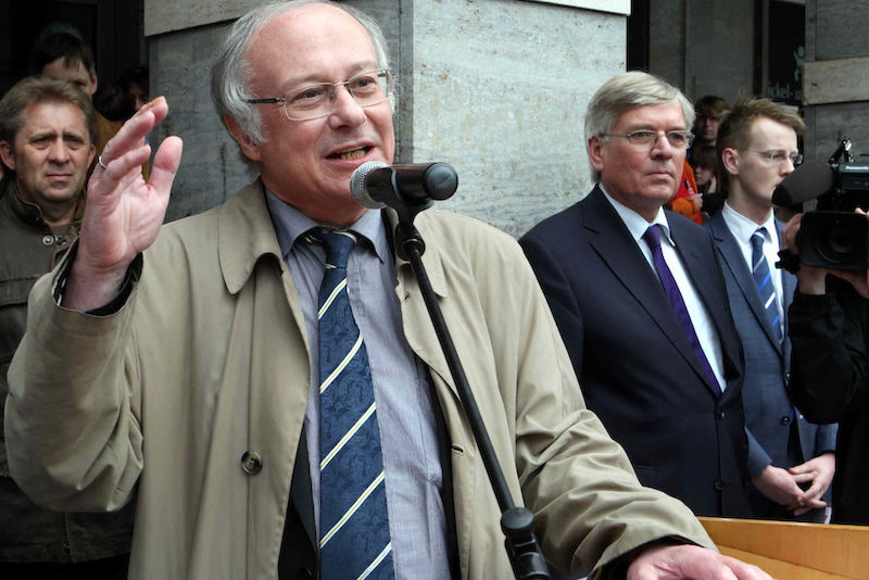 2013: Udo Sträter am Mikrofon auf einer der Demos gegen Kürzungspläne des Landes