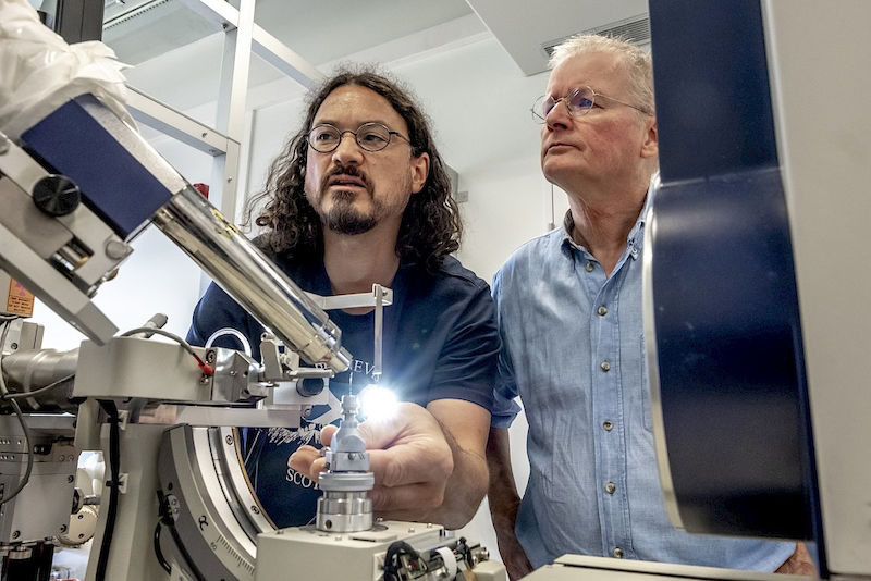 Milton Stubbs (left) explains X-ray crystallography to Elmar Wahle.