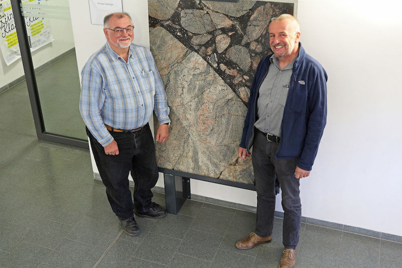 Prof. Dr. Herbert Pöllmann (li.) und Dr. Thomas Johannes Degen (r.)  freuen sich über den geschichtsträchtigen Stein im Institut.