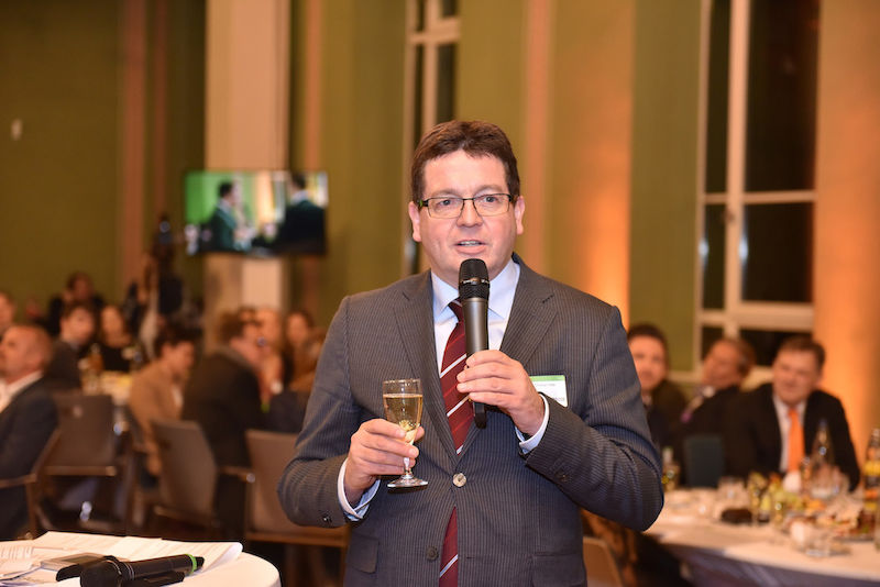 Rektor Christian Tietje erhebt das Glas auf Förderer und Stipendiaten