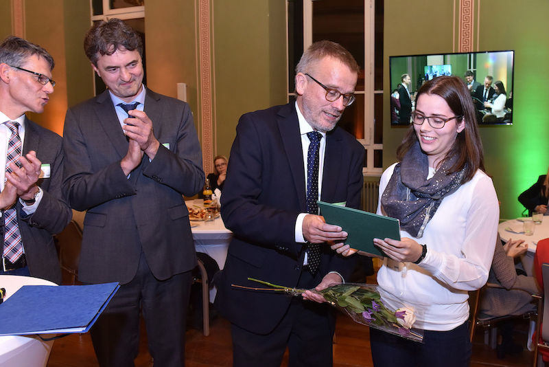 Den Preis für ihre Bachelorarbeit erhielt Alexandra Dohrmann von Wolfgang Paul - Applaus kam auch von Bürgermeister Egbert Geier (l.) und Stadtwerke-Chef Matthias Lux (2.v.l.).