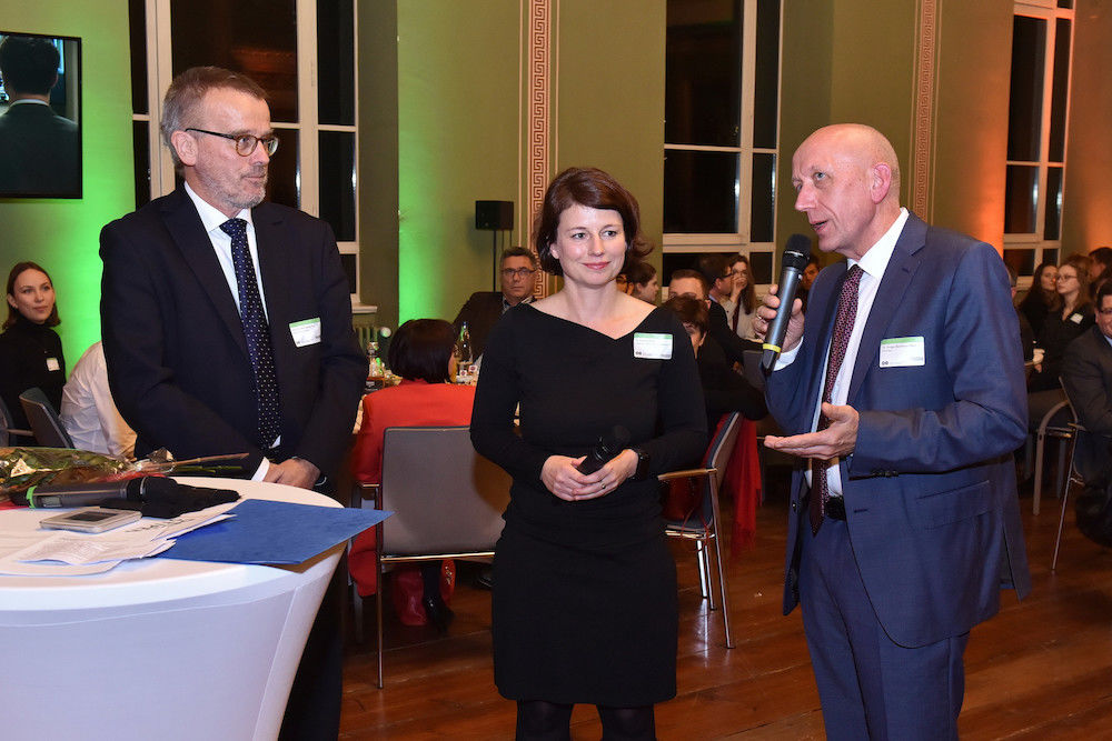 Die Preisträger Christine Sattler und Holger Backhaus-Maul (re.) mit Prorektor Wolfgang Paul (li.)