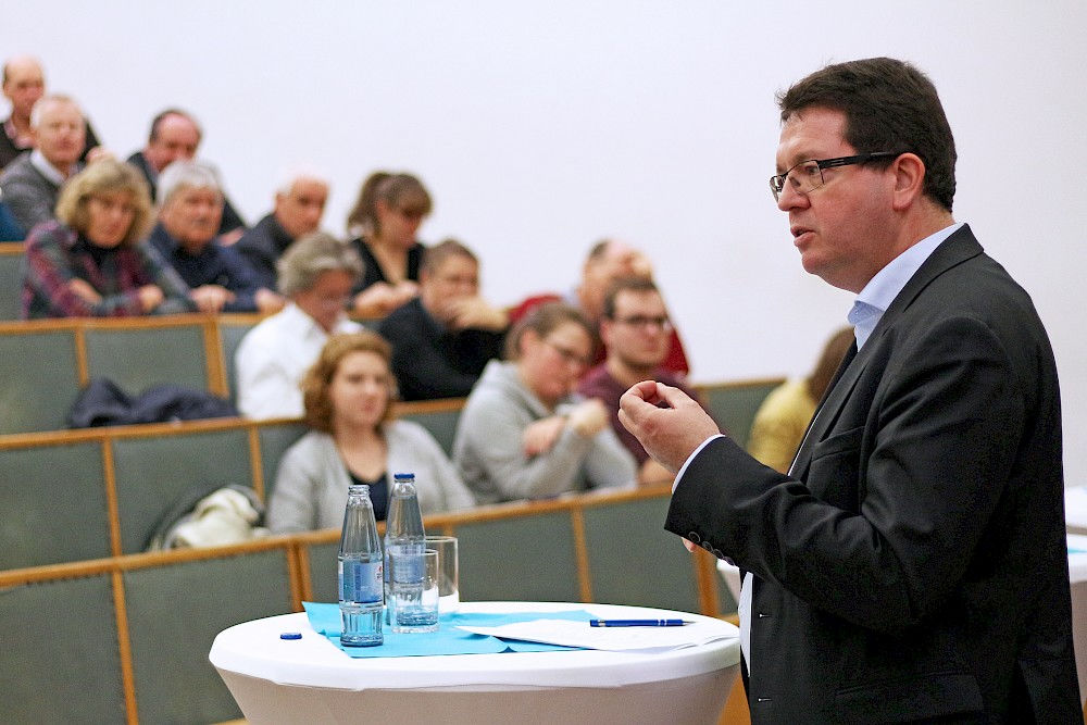 Rektor Christian Tietje bei der Gesprächsrunde im Institut für Pharmazie