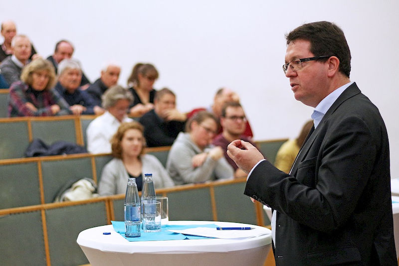 Rektor Christian Tietje bei der Gesprächsrunde im Institut für Pharmazie