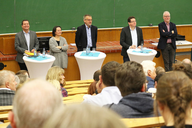 Auf dem Podium: Markus Leber, Johanna Mierendorff, Wolfgang Paul, Christian Tietje und Dietrich Nies (v.l.)