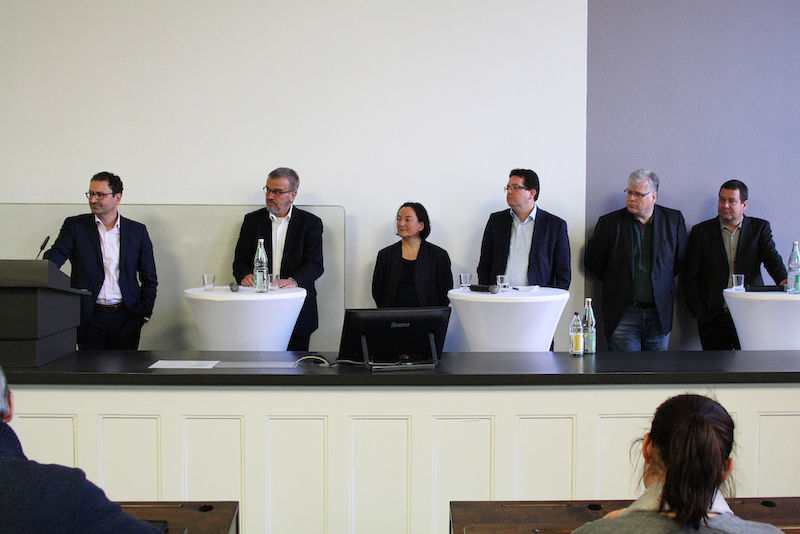 Robert Fajen, Wolfgang Paul, Johanna Mierendorff, Christian Tietje, Wolf Zimmermann und Markus Leber (v.l.) auf dem Podium