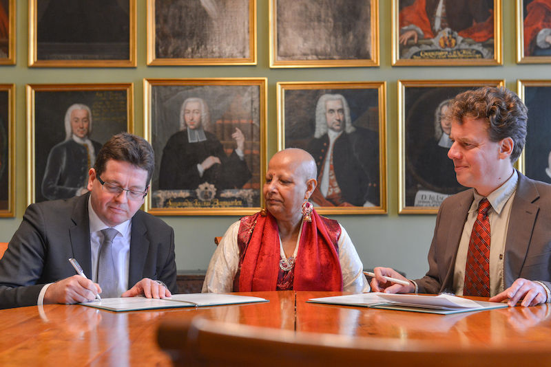 Christian Tietje, Ved Kumari und Ivo Große (v.l.) bei der Unterzeichnung des Universitätsvertrages im Historischen Sessionssaal.