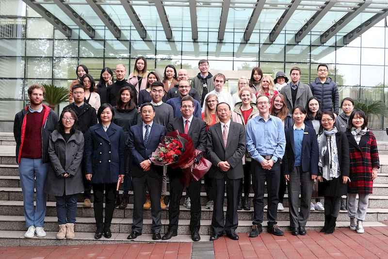 Rektor Christian Tietje (vorn, 5.v.l.) im November 2018 mit Austauschstudenden beim Besuch in Chongqing.