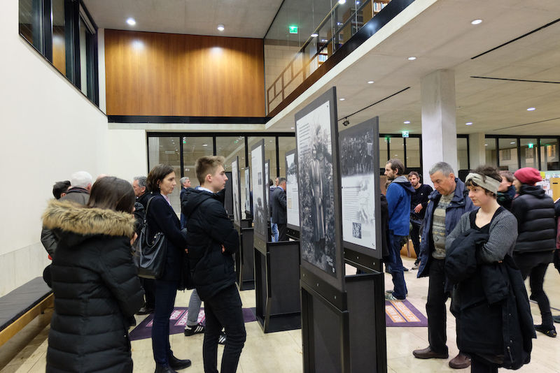 Zahlreiche Besucher sahen sich die Ausstellung am Eröffnungsabend an.