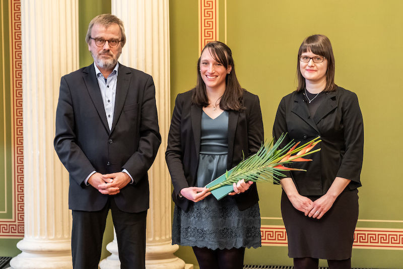 Amibeth Thompson (Mitte) - hier mit Wolfgang Paul und Nina Becker - erhielt den Anton-Wilhelm-Amo-Preis für ihre Masterarbeit.