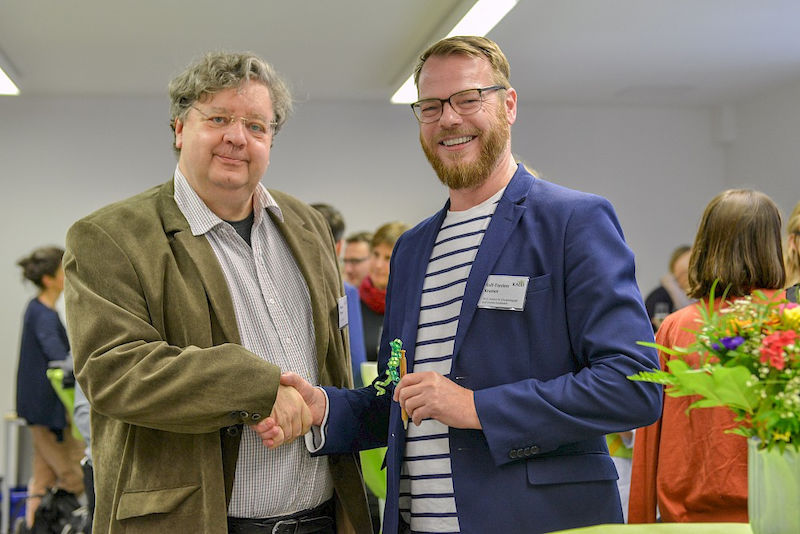 Thomas Bremer (links) hat den Staffelstab - genauer einen symbolischen Bleistift - an Rolf-Torsten Kramer übergeben.