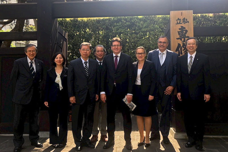 Die MLU-Delegation mit japanischen Partnern vor dem historischen Eingang der Senshū-Universität