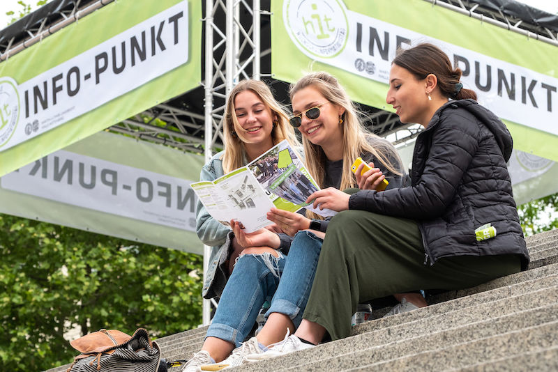 Aurilia, Emma und Matha aus Dresden informierten sich beim HIT über Studienmöglichkeiten.