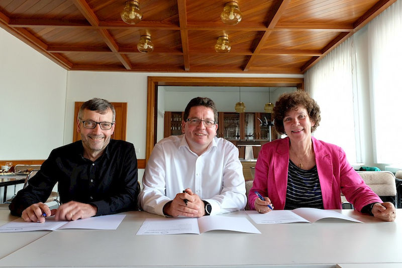 Vor der Unterzeichnung: Jenas Uni-Präsident Walter Rosenthal (li.), MLU-Rektor Christian Tietje und die Leipziger Rektorin Beate Schücking