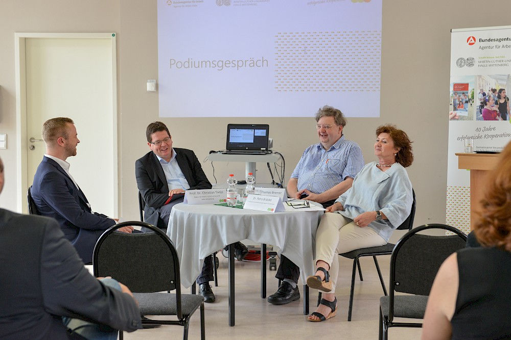 Im Podiumsgespräch: Moderator Jonas Schlott, Christian Tietje, Thomas Bremer und Petra Bratzke (v.l.)