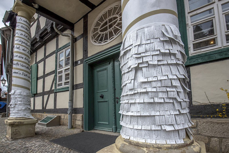 Small stubs of paper with quotations await visitors at the entrance to the Klopstockhaus.