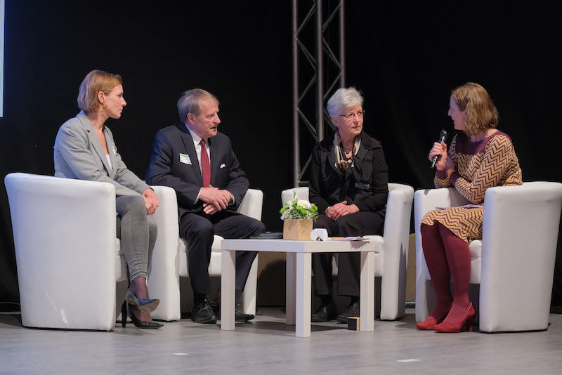 Moderatorin Tanja Samrotzki (re.) in einer kleinen Talkrunde mit Förderern: Ira Berg, Wolfgang Lassmann und Renate Dräger (v.l.)