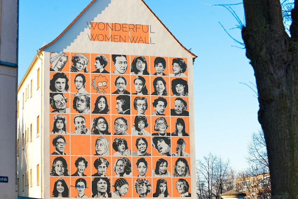 Auf einem Giebel in der Wörmlitzer Straße in Halle ist 2019 die "Wonderful Women Wall" entstanden. In der Mitte der dritten Reihe von oben: Betty Heimann.
