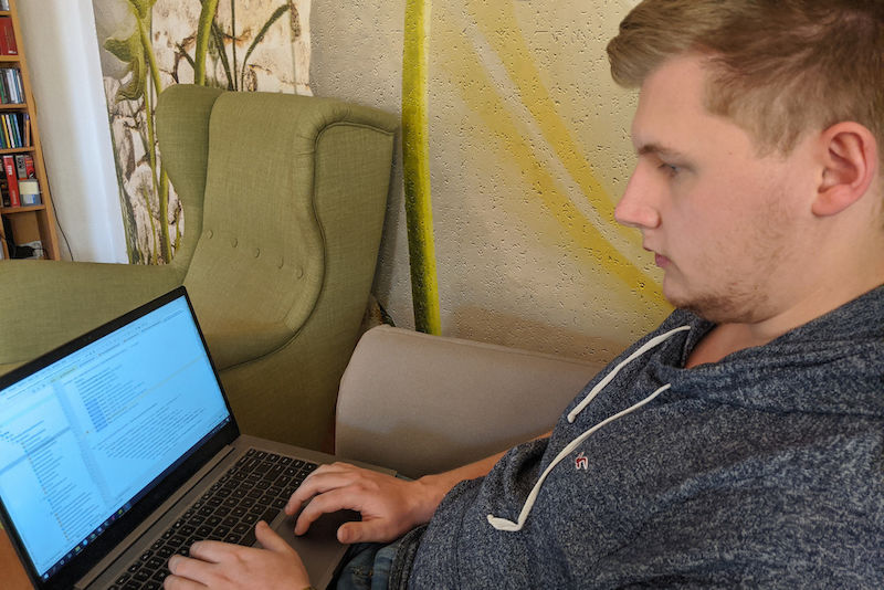 Mit Laptop zu Hause statt im Hörsaal: Informatik-Student Heinrich Reimer