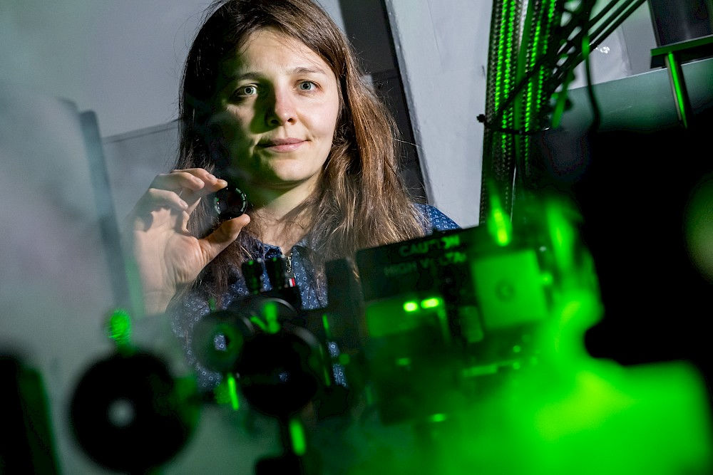 Viktoriia Rutckaia untersucht mit Lasern nanoskopisch kleine optische Schaltelemente.