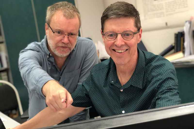 Bill Rebiger und Gerold Necker (rechts) arbeiten mit Informatikern der Uni zusammen, um verschiedene Versionen eines kabbalistischen Traktats vergleichen zu können.