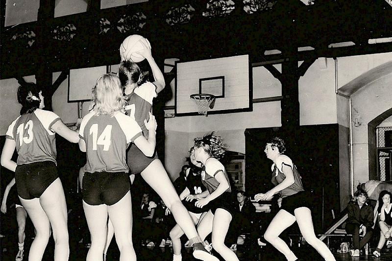 In den 1970ern wurde in der Spielhalle in der Moritzburg Basketball gespielt.