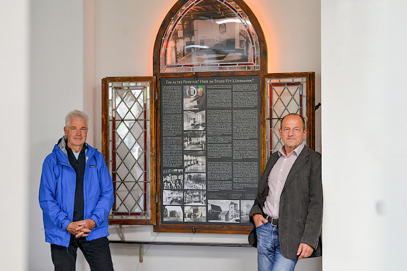 Hans-Ulrich Renner (links) und Detlef Braunroth an dem aufgearbeiteten Fenster aus der Moritzburg