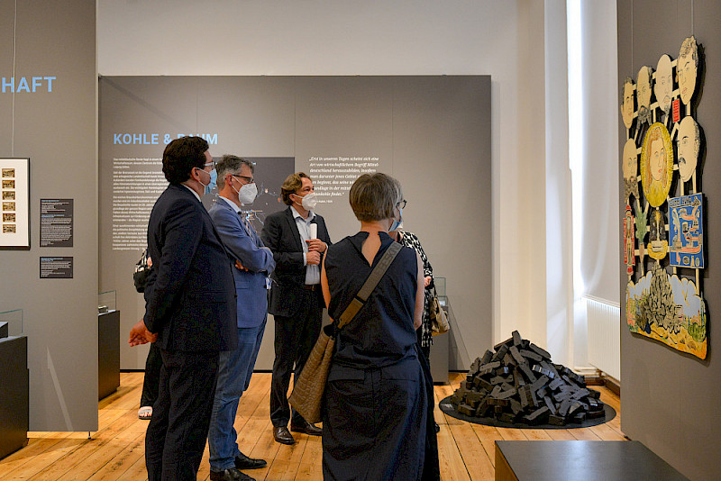 Eröffnung der Ausstellung im Universitätsmuseum - hier rechts zu sehen ein Kunstwerk von Moritz Götze