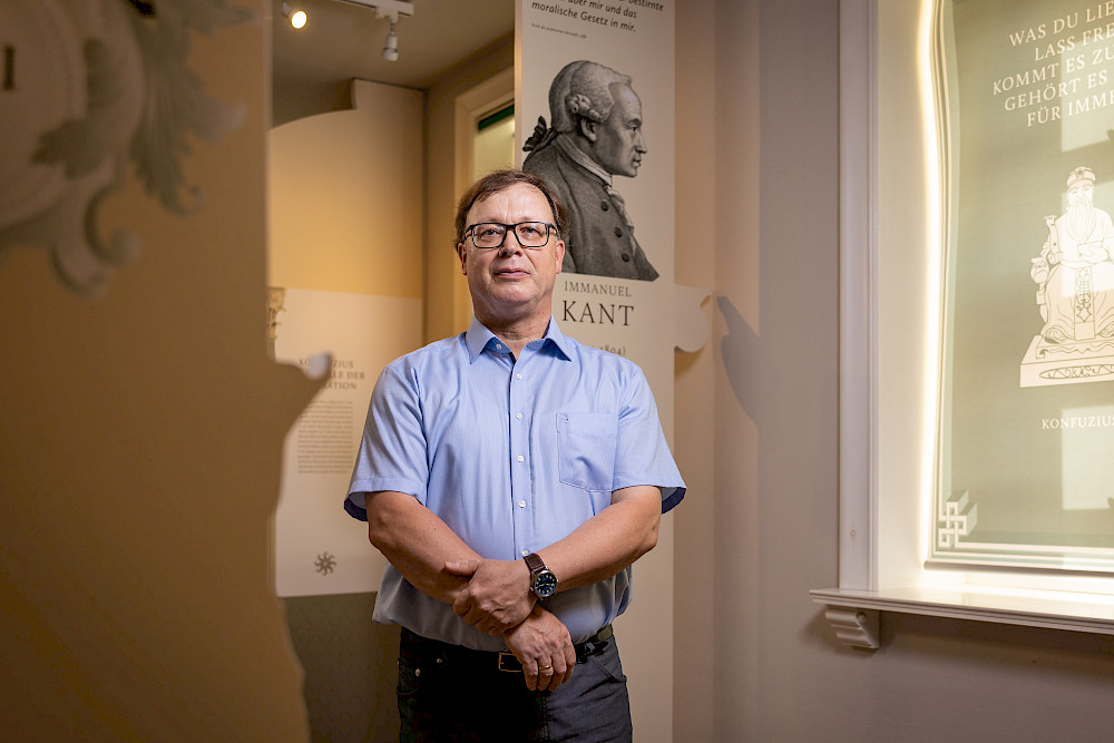 Heiner Klemme stands in front of a depiction of Kant in the city museum – the great philosopher is the subject of an ongoing research project