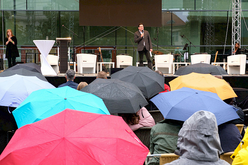 Der Rektor bei seiner Begrüßungsrede - vor einem Meer von Regenschirmen