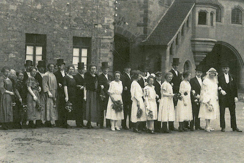 Hochzeit im Hof der Moritzburg in Halle um 1900