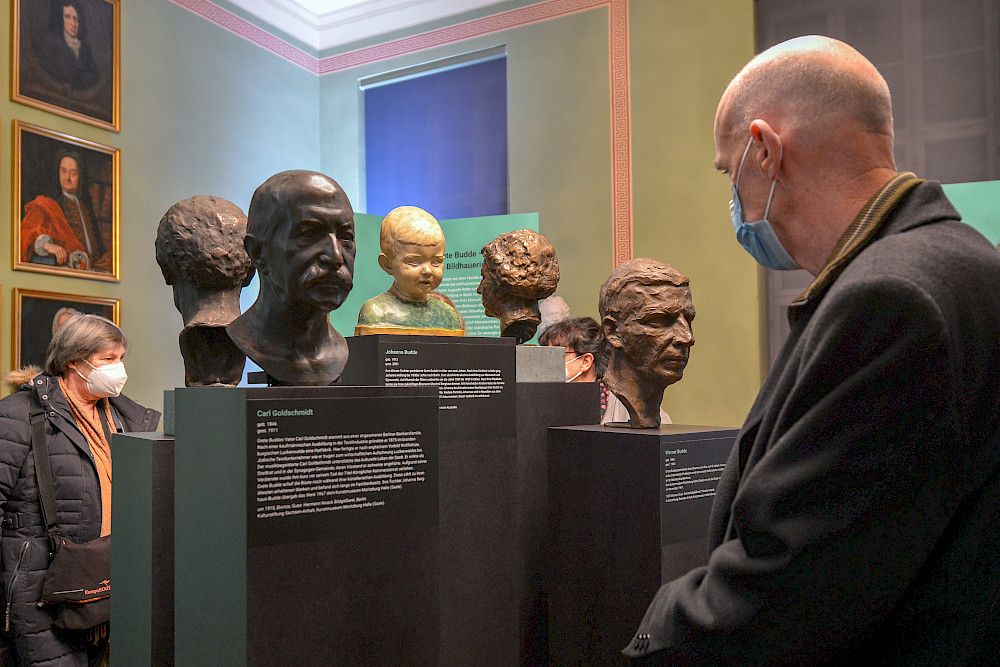 Büsten der Bildhauerin Grete Budde sind in der Ausstellung im Historischen Sessionssaal zu sehen.