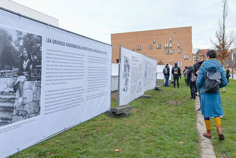 Auf großformatigen, an Bauzäunen angebrachten Planen, informiert die Ausstellung über Lea Grundig.