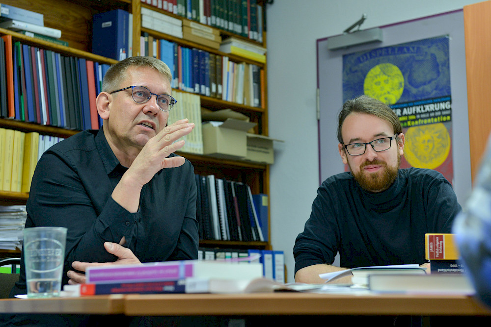Friedemann Stengel (links) und Jakob Debelka im Interview über den Bericht der Rektoratskommission zu Ehrenpromotionen