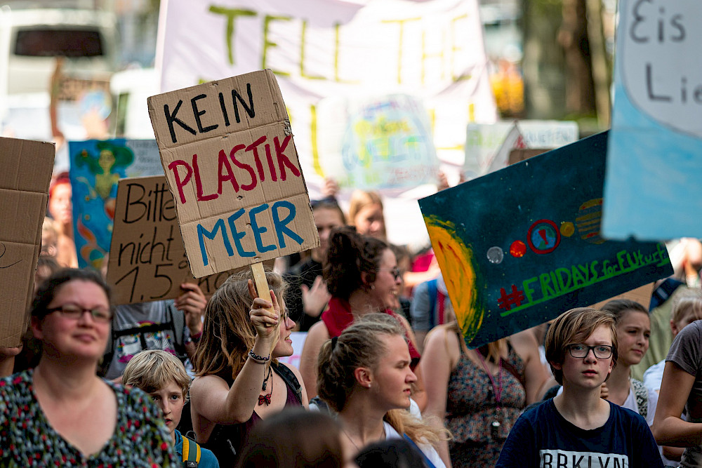 Auf Demonstrationen fordert die Bewegung Fridays for Future zur Bewältigung der Klimakrise auf.