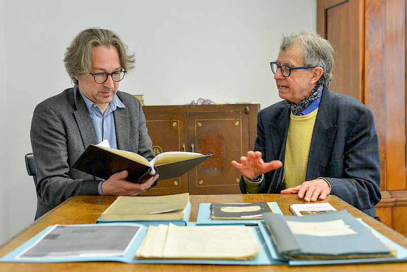 Archivleiter Dirk Schaal (links) und der emeritierte Jura-Professor Armin Höland betrachten Teile des Nachlasses. Höland hatte in den vergangenen Jahren den Kontakt zur Familie Weißler gehalten.
