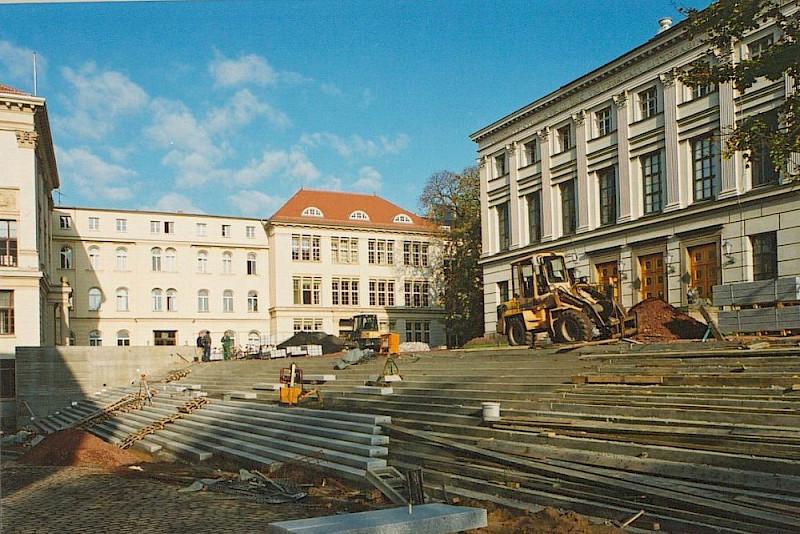 Der Bau der breiten Freitreppe - sie ist bis heute eines der Highlights des Universitätsplatzes.