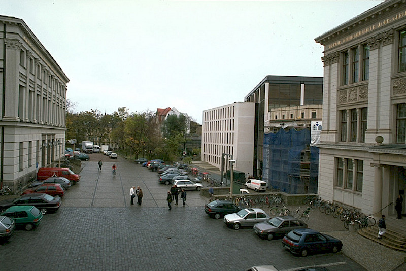 Der zugeparkte Platz vor dem Umbau - das Juridicum rechts steht schon.