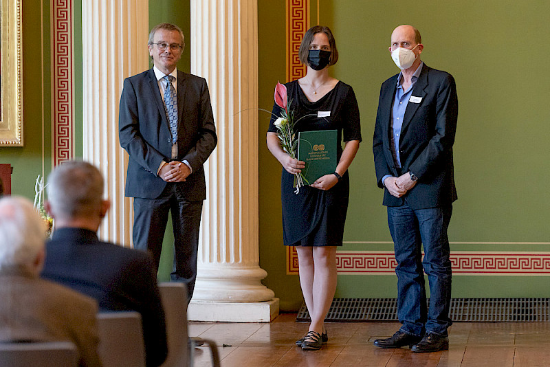 Constanze Pinske, hier mit Prorektor Wolfgang Paul (li.) und ihrem Betreuer Gary Sawers, erhielt den Christian-Wolff-Preis.