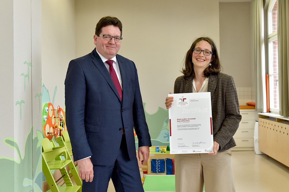 Rektor Christian Tietje und Andrea Ritschel freuen sich über die Bestätigung des Zertifikats, die heute offiziell gefeiert wird.