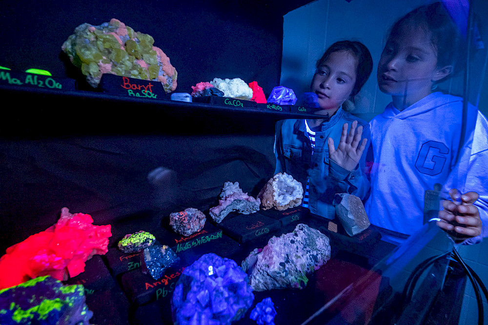 Fluoreszierende Minerale im UV- Licht konnten im Darkroom der Geowissenschaften bewundert werden.