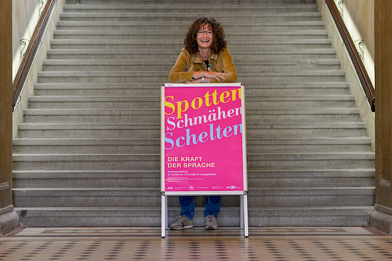 Andrea Seidel hat sich intensiv mit Schimpfwörtern befasst. Hier steht sie im Treppenhaus des Löwengebäudes, wo auch die Ausstellung gezeigt wird.