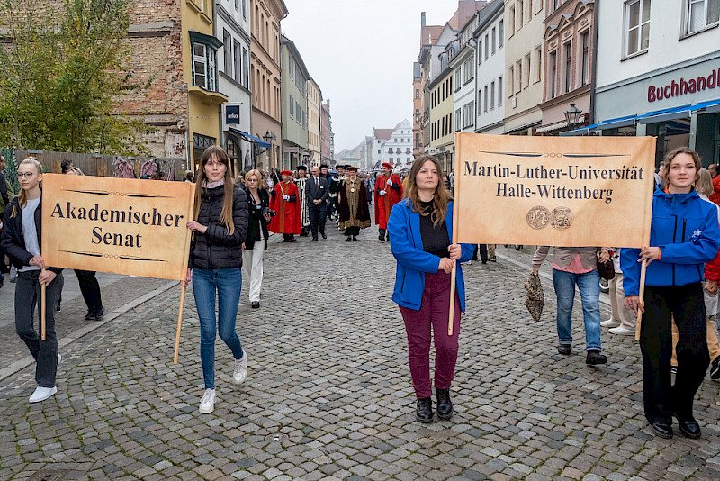 Schülerinnen des Prime-Gymnasiums der MLU aus Wittenberg liefen vor dem Zug zur Leucorea.