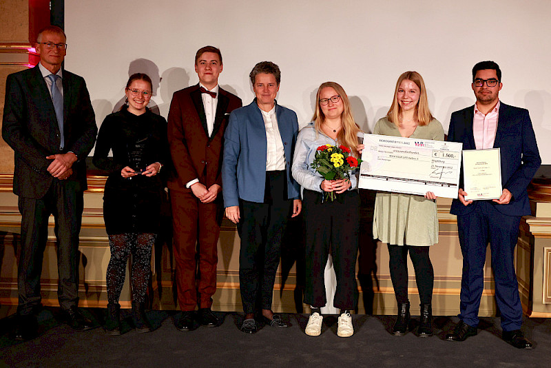 Mitglieder des halleschen Vereins gemeinsam mit Ministerin Lydia Hüskens (Mitte) und Jurymitglied Klaus Roes (links) bei der Preisverleihung