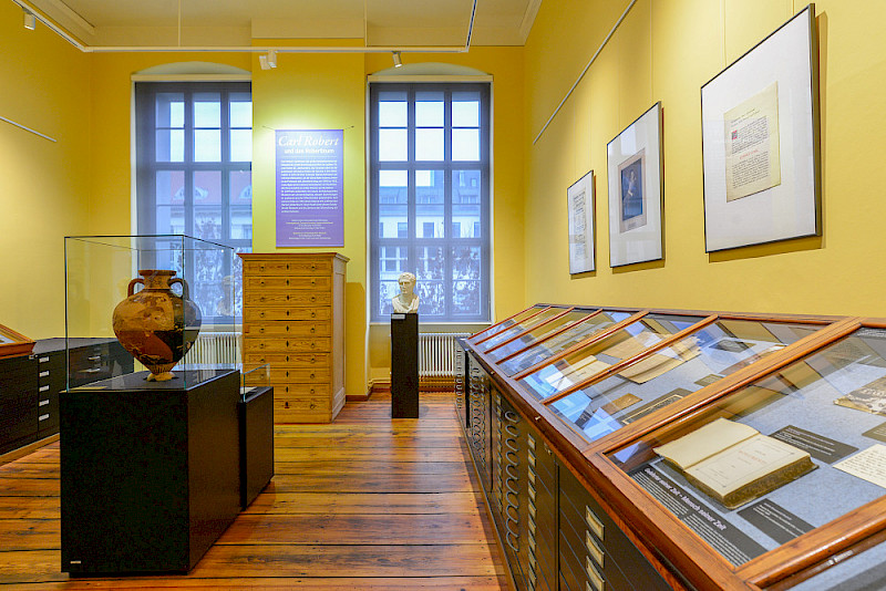 Ein Teil der Ausstellung wird im Kupferstichkabinett im Löwengebäude gezeigt. Die Vase in der Mitte war ein Geschenk von Carl Roberts Schwiegersohn.