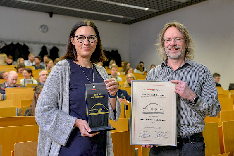 Anne-Katrin Neyer hat Pokal und Urkunde aus den Händen von Dekan Stefen Sackmann erhalten.