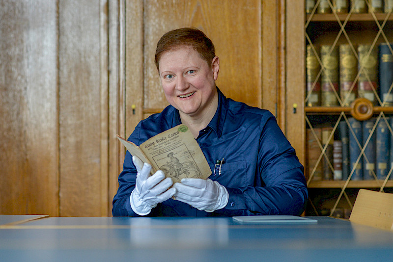 Julia Knödler freut sich über die wiedergefundene Flugschrift aus der Bibliotheca Ponickaviana.