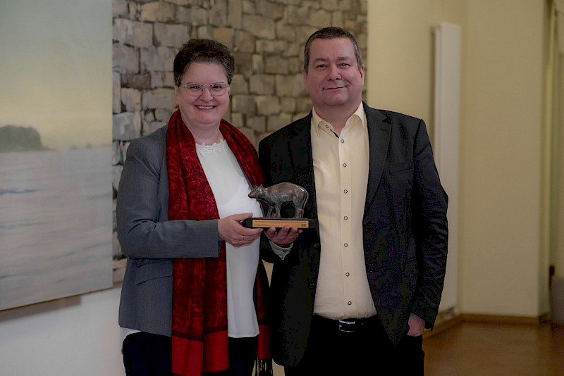 Rektorin Claudia Becker überreichte Kanzler Markus Leber das Abschiedsgeschenk der Universität: eine Bronzenachbildung des Urpferdchens aus dem Geiseltal.